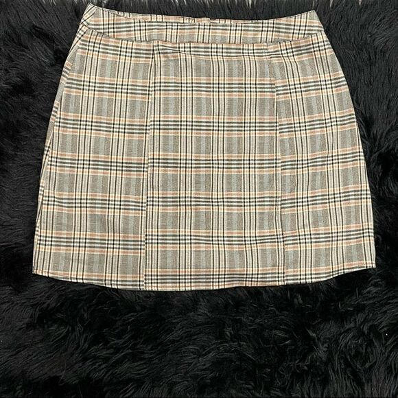 Urban Outfitters Plaid women’s Tan Peach and Cream Mini Skirt Size Medium - Picture 9 of 11